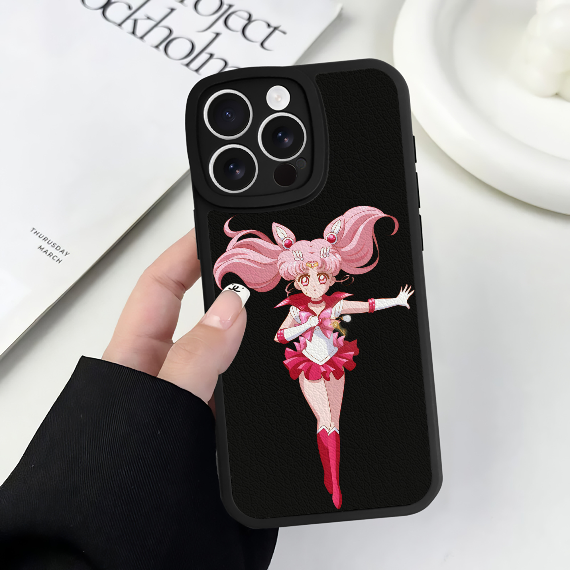 （画像用） 美少女戦士セーラームーン ちびうさ Sailor Moon Chibiusa Tsukino Usagi Small Lady Serenity 【iPhone 16シリーズ対応】シリコンスマホケース（レザー調） 材質：シリコン
